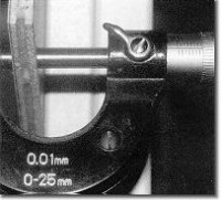 Foto 12 Die im Labor durchgeführten Prüfungen der Dickenquellung von organischen Trägerplatten bei Einwirkung von Weissleimen (B-3- Holzleimen). 
